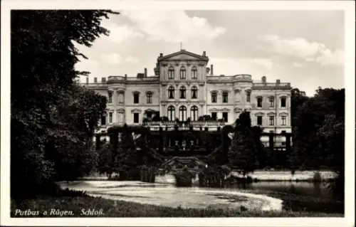 Ak Putbus auf der Insel Rügen, Schloss Putbus, Gartenanlage, Wasserfläche, Bäume