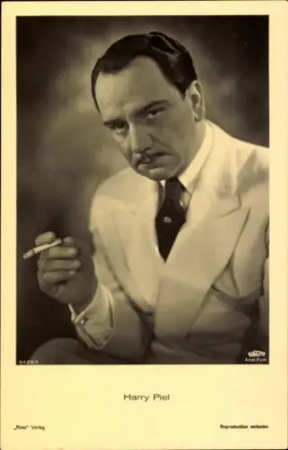 Ak Schauspieler Harry Piel, Portrait mit Zigarette