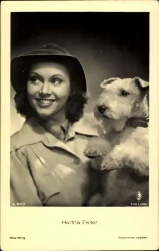 Ak Schauspielerin Hertha Feiler, Portrait mit Terrier, Hund, Ross Verlag A 3077/2