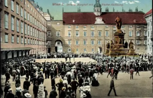 Ak Wien 1 Innere Stadt, Wien 1, Innerer Burghof, Wache-Ablösung, Menschenmenge, Statue