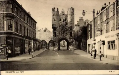 Ak York Yorkshire England, Micklegate Bar,   Stadtmauer, Straßenansicht