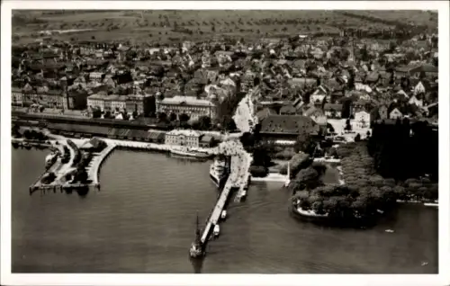Ak Konstanz am Bodensee, Luftaufnahme von Konstanz, Stadtansicht, Bodenseeufer, Hafen, Schiffe