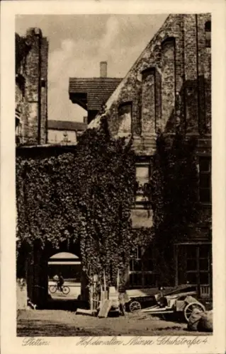 Ak Szczecin Stettin Pommern,  Hof der alten Minn, Fahrradfahrer, Wagen, Pflanzen