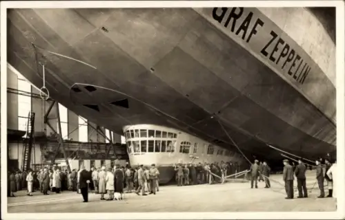 Ak Luftschiff LZ 127 Graf Zeppelin startbereit in der Luftschiffhalle, Besichtigung, Gondel