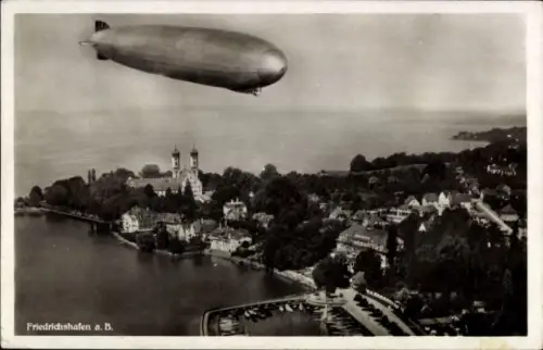 Ak Friedrichshafen am Bodensee, Luftschiff, Zeppelin, Fliegeraufnahme