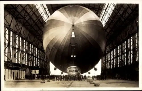 Ak Friedrichshafen am Bodensee, Luftschiff, Zeppelin, Einbringen in die Luftschiffhalle