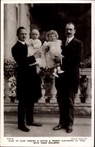 Ak Herzog von Sachsen Coburg Gotha und Prinz Alexander von Teck mit ihren Kindern