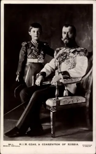 Ak Zar Nikolaus II. von Russland mit Sohn Zarewitsch Alexei, Portrait, Uniform, Orden