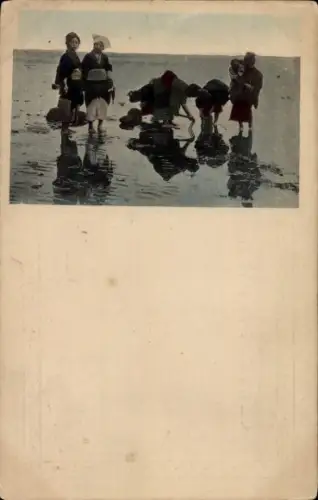 Ak Beppu Präfektur Oita Japan, Eine Gruppe von Menschen steht im Wasser und sucht nach Muscheln.