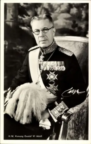Ak König Gustav Adolf VI. von Schweden, Portrait in Uniform, Orden