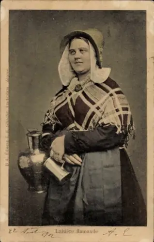 CPA Laitière flamande, Frau in Tracht