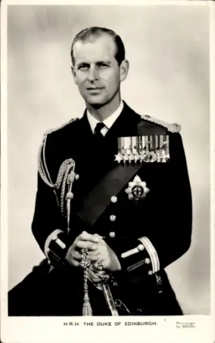 Ak Duke of Edinburgh, Prince Philip, Adel Großbritannien, Portrait, Uniform, Orden