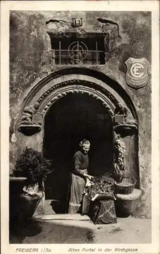 Ak Freiberg in Sachsen, Altes Portal,  Frau mit Waren, Kirchgasse