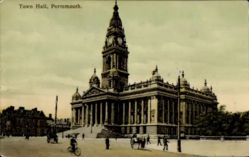 Ak Portsmouth Hampshire England, Town Hall,   Architektur, Menschen auf der Straße, Fahrräder