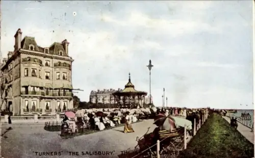 Ak Folkestone Kent England, Turners The Salisbury, Strandpromenade, Menschen mit Sonnenschirmen, 