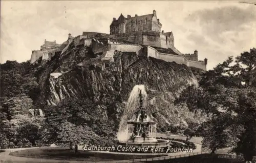 Ak Edinburgh Schottland, Blick auf das Schloss und den Ross Brunnen