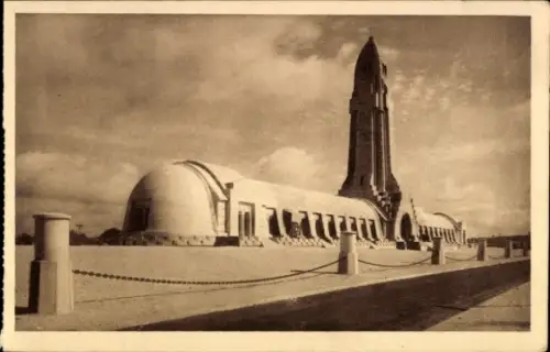 Ak Douaumont Lothringen Meuse, Ossuaire de  Gebeinhaus von  Außenansicht