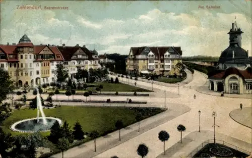 Ak Berlin Zehlendorf, Straßenpartie am Bahnhof, Grünanlagen, Fontäne, Geschäfte