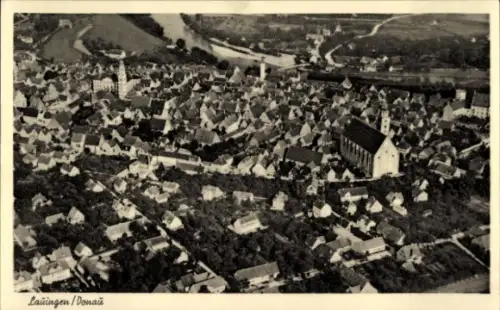 Ak Lauingen an der Donau Schwäbische Alb, Luftaufnahme von  Donau, viele Häuser, Kirche sichtbar
