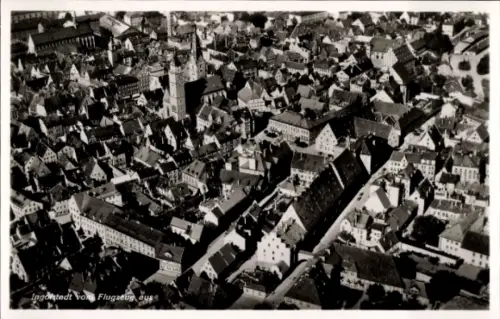 Ak Ingolstadt an der Donau Oberbayern, Luftaufnahme von  viele Dächer, Kirche, Stadtansicht