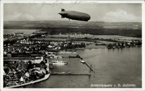 Ak Friedrichshafen am Bodensee, Fliegeraufnahme mit Luftschiff LZ 127 Graf Zeppelin, Hafen