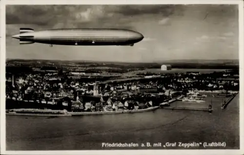 Ak Friedrichshafen am Bodensee, Luftschiff LZ 127 Graf Zeppelin über der Stadt, Fliegeraufnahme