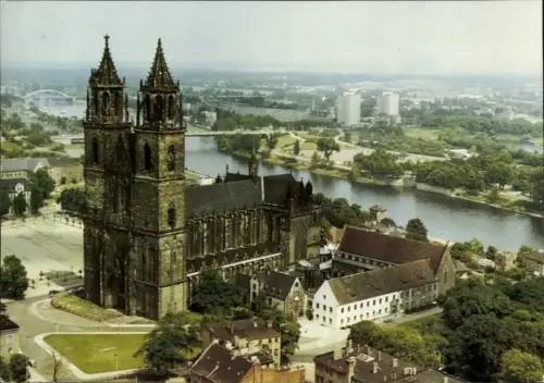 Ak Magdeburg an der Elbe, Luftaufnahme des Magdeburger Doms, zwei Türme, Fluss, Stadtansicht