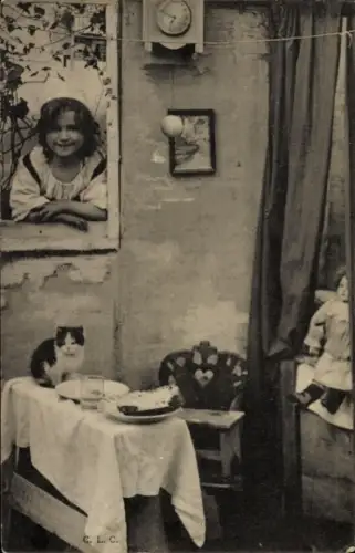 Ak Mädchen am Fenster, junge Katze auf einem gedeckten Tisch, Puppe