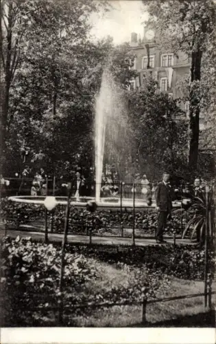 Ak Mittweida in Sachsen, Brunnen, Menschen im Park, Blumenbeete,  