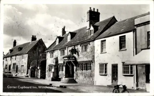 Ak Winchcombe Gloucestershire England, Corner Cupboard Inn,   Gebäude, Straße, Fahrrad