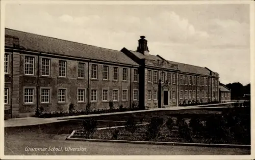 Ak Ulverston Cumbria England, Grammar School,  Schulgebäude, keine Personen, keine Symbole