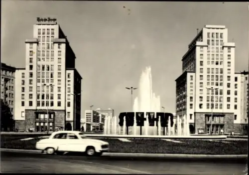 Ak Berlin Friedrichshain, Strausberger Platz, Springbrunnen, Auto
