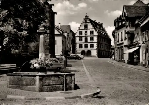 Ak Endingen am Kaiserstuhl, Südlicher Marktplatz, Kornhalle, Brunnen,  Gebäude, Autos