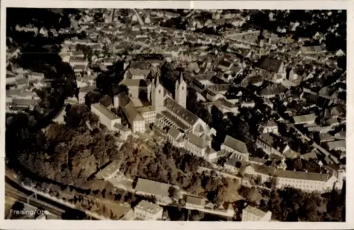 Ak Freising in Oberbayern, Luftaufnahme von  Stadtansicht, Kirchen, Häuser