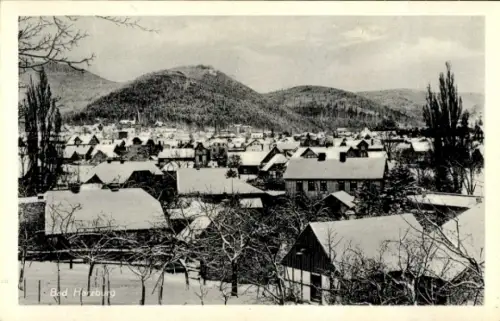Ak Bad Harzburg am Harz, Schneebedeckte Häuser, Berge im Hintergrund, Winterlandschaft