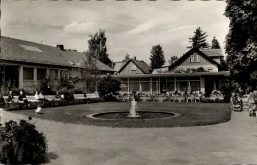 Ak Bad Harzburg am Harz, Brunnen im Garten, Sitzgelegenheiten, Gebäude im Hintergrund