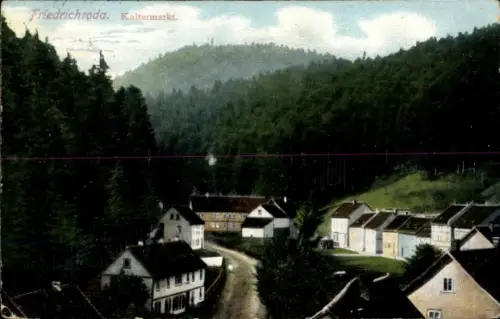 Ak Friedrichroda im Thüringer Wald,  Kaltermarkt, Häuser, Wald, Straße