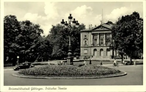 Ak Göttingen in Niedersachsen, Universitätsstadt  Deutsches Theater, Straßenansicht, Laterne