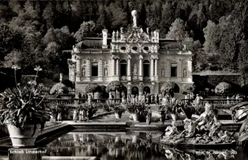 Ak Linderhof Ettal Oberbayern, Schloß  Gartenanlage, Menschenmenge, Wasserbecken, Pflanzen