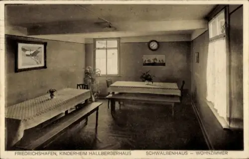 Ak Friedrichshafen am Bodensee, Wohnzimmer im Hallbergerhaus, Tische, Fenster, Uhr, Blumen
