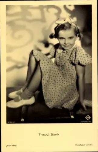 Ak Schauspielerin Traudi Stark, Portrait im Kleid, Ross Verlag A 1533/1, UfA