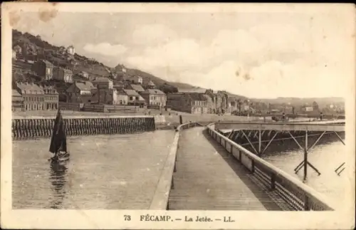Ak Fécamp Seine Maritime,  La Jetée, Hafenansicht, Segelboot, Küstenlandschaft