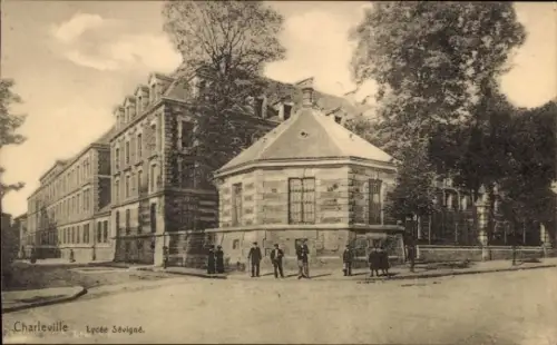 Ak Charleville Mézières Ardennes,  Lycée Sévigné, Gebäude, Bäume, Straße
