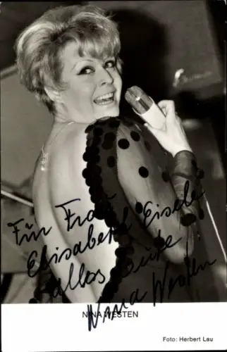 Ak Schauspielerin und Sängerin Nina Westen, Portrait, Autogramm, Mikrofon