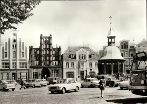 Ak Hansestadt Wismar, am Markt, Automobile, Wasserkunst