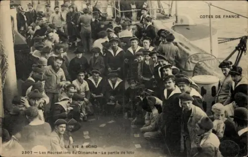 Ak Französische Matrosen an Bord eines Schiffes