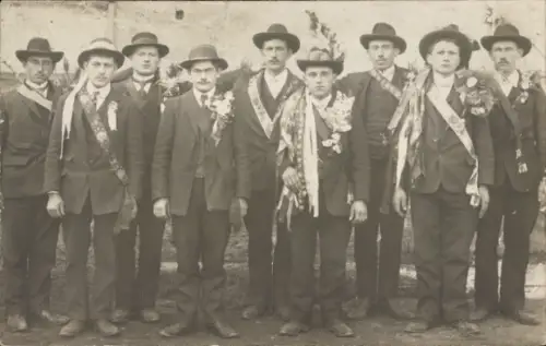 Foto Ak Wenden, Gruppenfoto der Männer, Rekrutenjahrgang 1889