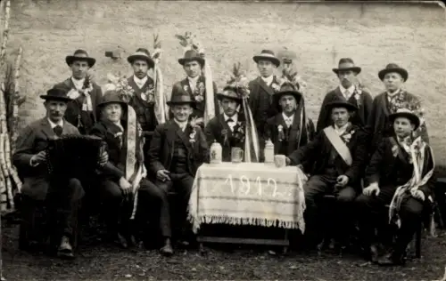 Foto Ak Wenden, Gruppenfoto der Männer, Rekrutierung 1912