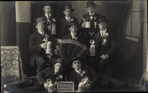 Foto Ak Musterung Jahrgang 1899, Gruppenbild, Akkordeon, Maßkrüge