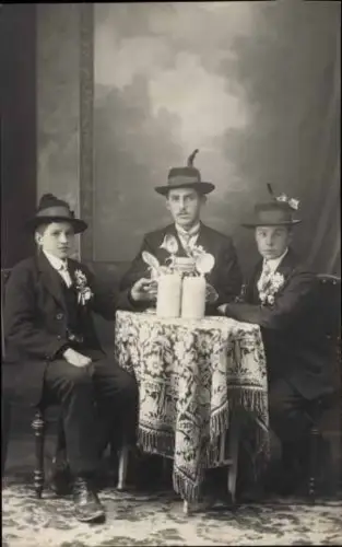 Foto Ak Musterung, Gruppenbild, Maßkrüge, Tisch